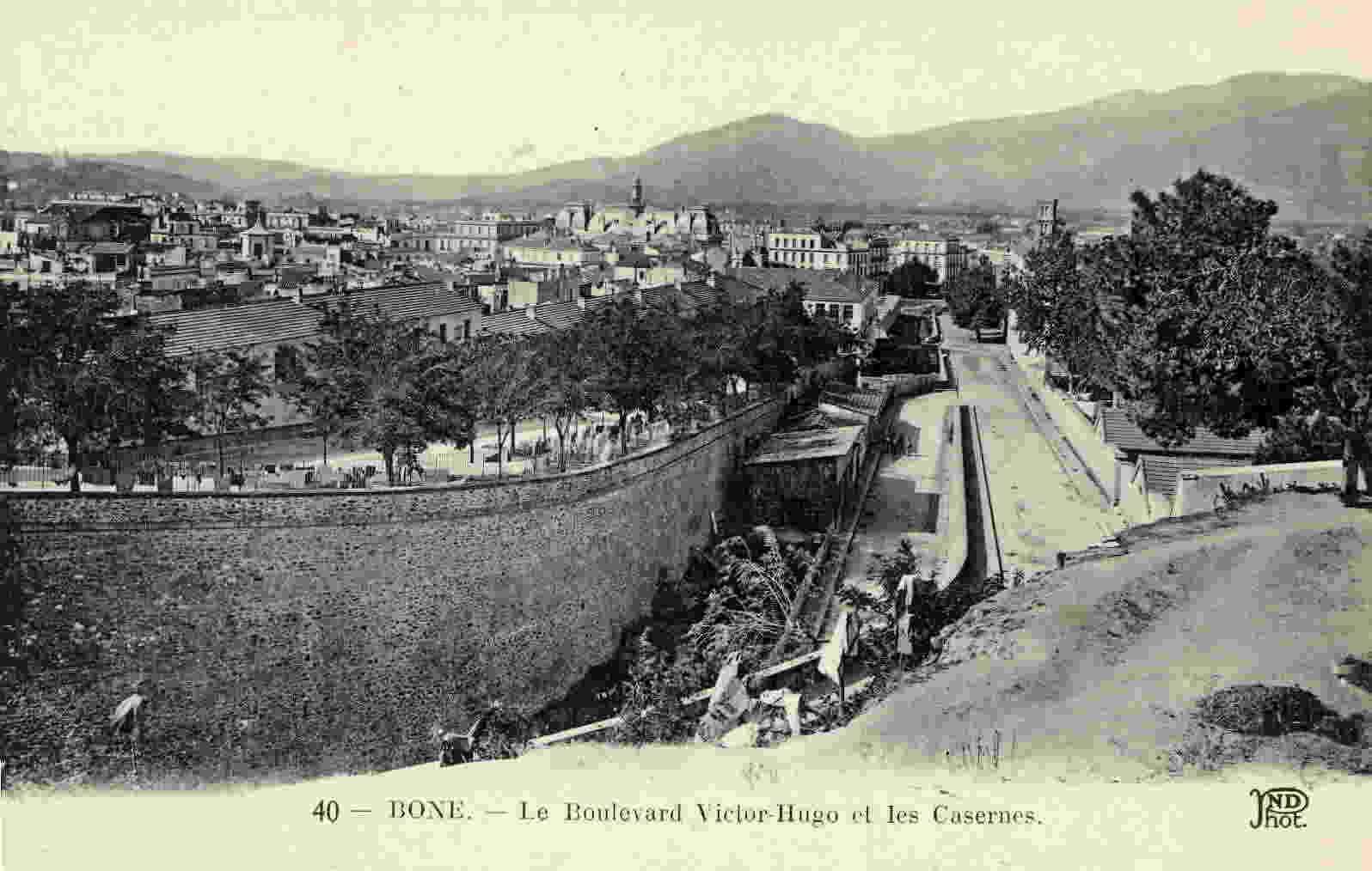 BÔNE - Le Boulevard Victor-Hugo Et Les Casernes - Annaba (Bône)