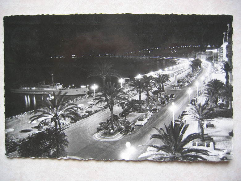 Nice : Le "Gallus´ Et La Promenade Des Anglais La Nuit. Voitures : Citroen Traction, Renault 4 CV... - Nizza By Night