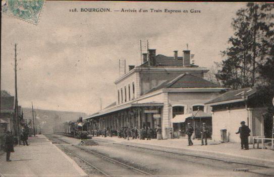 CPA De BOURGOIN - Arrivée D'un Train Express En Gare. - Bourgoin