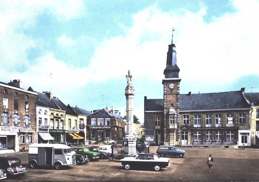 Cpsm Bavay (59, Nord) Grand´Place, Animée, Voitures, Commerces (tabacs,café, Bulde, Mandron.), Lycée. Datée 1965. - Bavay