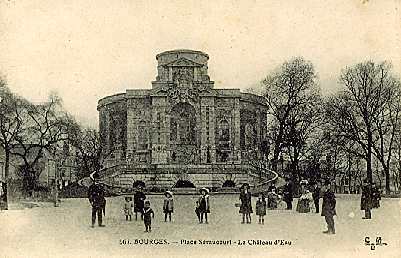 567. BOURGES.- Place Séraucourt - Le Château D´Eau - Water Towers & Wind Turbines