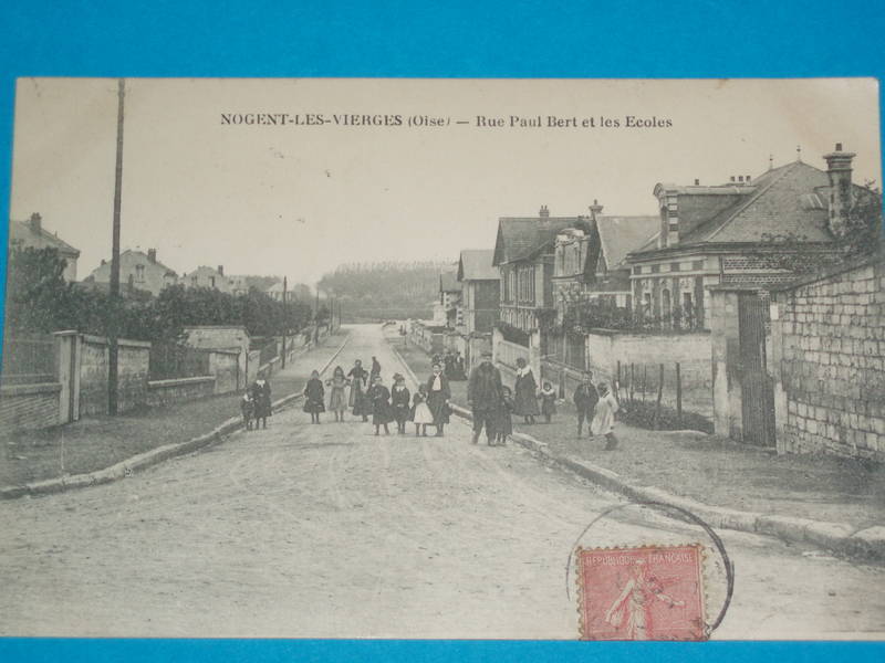 60 ) Nogent-les Vierges -- Rue Paul- Bert - Et Les Ecoles- Tres Belle Carte Annimée --légè Pli Au Coin Inférieur Droit - Nogent Sur Oise