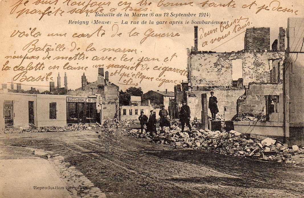 55 REVIGNY Guerre 1914-18, Rue De La Gare Après Bombardement, Animée, Bataille De La Marne, Ed ? 1, 1914 - Revigny Sur Ornain