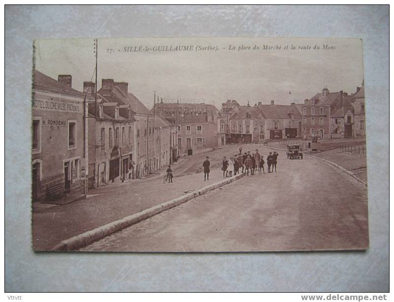 27.- Sillé-le-Guillaume : La Place Du Marché Et La Route Du Mans - Sille Le Guillaume