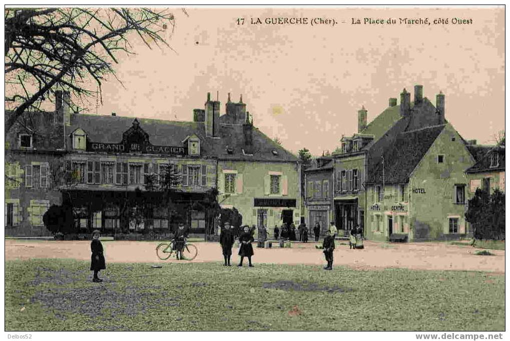 17. LA GUERCHE - La Place Du Marché, Côté Ouest - La Guerche Sur L'Aubois