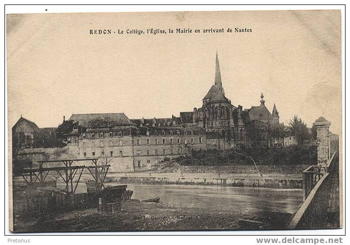 *** CPA REDON * LE COLLEGE / L'EGLISE / LA MAIRIE EN ARRIVANT DE NANTES *** - Redon