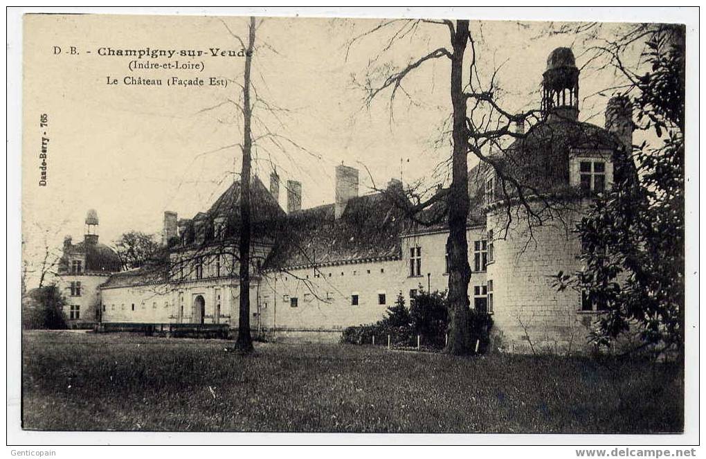 H48 - CHAMPIGNY-sur-VEUDE - Le Château (façade Est) - Champigny-sur-Veude