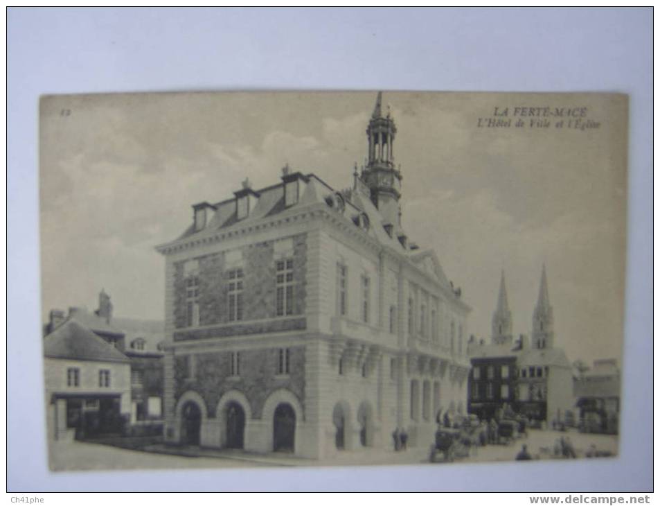 LA FERTE MACE   L'HOTEL DE VILLE ET L'EGLISE  (animée ,voitures Anciennes) - Allonnes