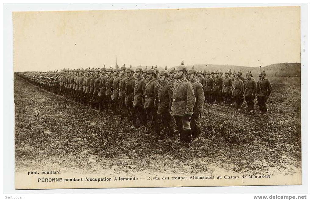 H97 - PERONNE Pendant L´occupation Allemande - Revue Des Troupes Allemandes Au Champ De Manoeuvre - Peronne