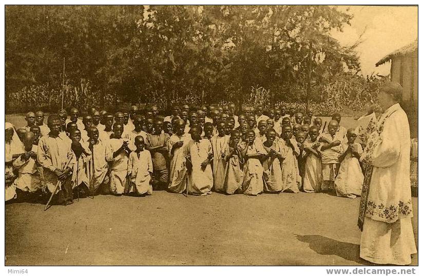 CONGO . BELGE . NYANZA . L'ABBE PRIMUS DONNE SA BENEDICTION .  MISSIONS DES PERES BLANCS - Missionen