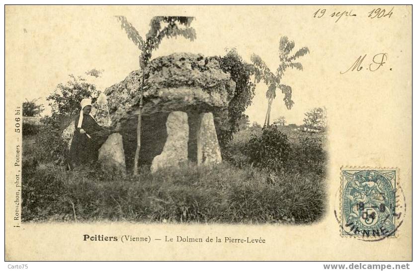 DOLMEN - POITIERS 86 - La Pierre Levée - Monument Mégalithique - Dolmen & Menhirs