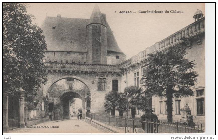 17.097/JONZAC- Cour Intérieure Du Chateau - Jonzac