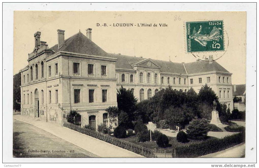 J24 - LOUDUN - L´Hôtel De Ville - Loudun