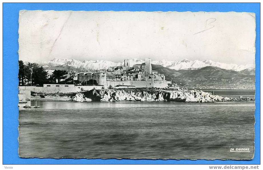 La Vieille Ville Et La Chaîne Des Alpes. Affranchie En 1953 - Antibes - Old Town