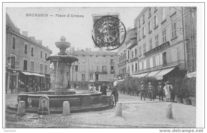 38 // ISERE / BOURGOIN / Place D´armes (+ Fontaine) / ANIMEE / - Bourgoin