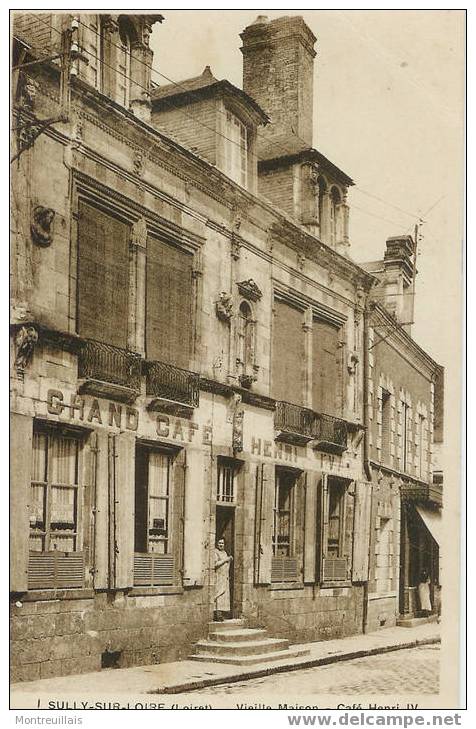 Vieille Maison - Café Henri IV - à SULLY SUR LOIRE - Femme Sur Le Pas De La Porte - Non écrite - Sully Sur Loire