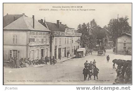 55 - REVIGNY - Grande Guerre 1914-1918 - Place De La Gare Et Passage à Niveau - Revigny Sur Ornain