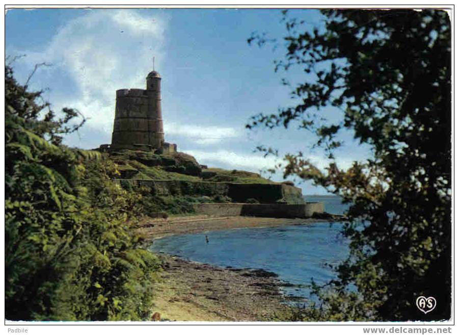 Carte Postale  50.  Saint-Vaast-La-Hougue  Le Fort De La Hougue Par Vauban  La Porte Aux Dames - Saint Vaast La Hougue