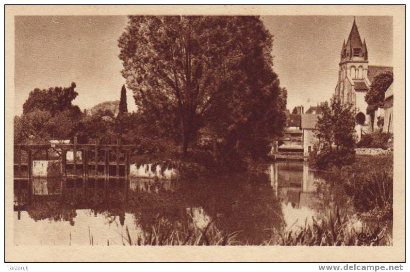 CPA De Mehun Sur Yevre (Cher 18): L'Eglise Vue Des Bords De L'Yèvre - Mehun-sur-Yèvre