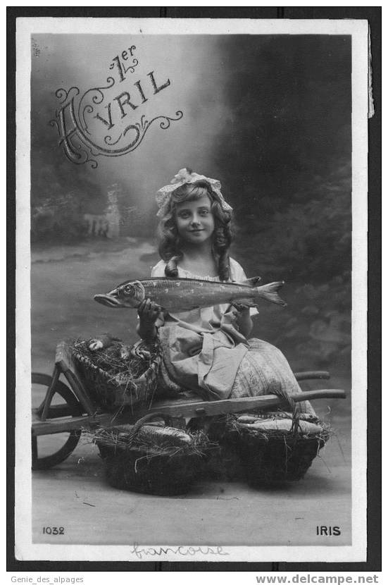 Fantaisie, 013, 1er Avril En Relief Sur Carte émaillée, Fille Tenant Poisson Assise Sur Une Brouette, Ed IRIS 1032 - Vissen & Schaaldieren