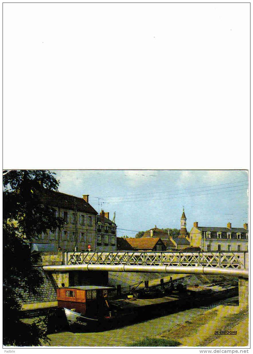 Carte Postale  71.  Digoin  Péniche Passant Le Pont Des Fainéants - Digoin