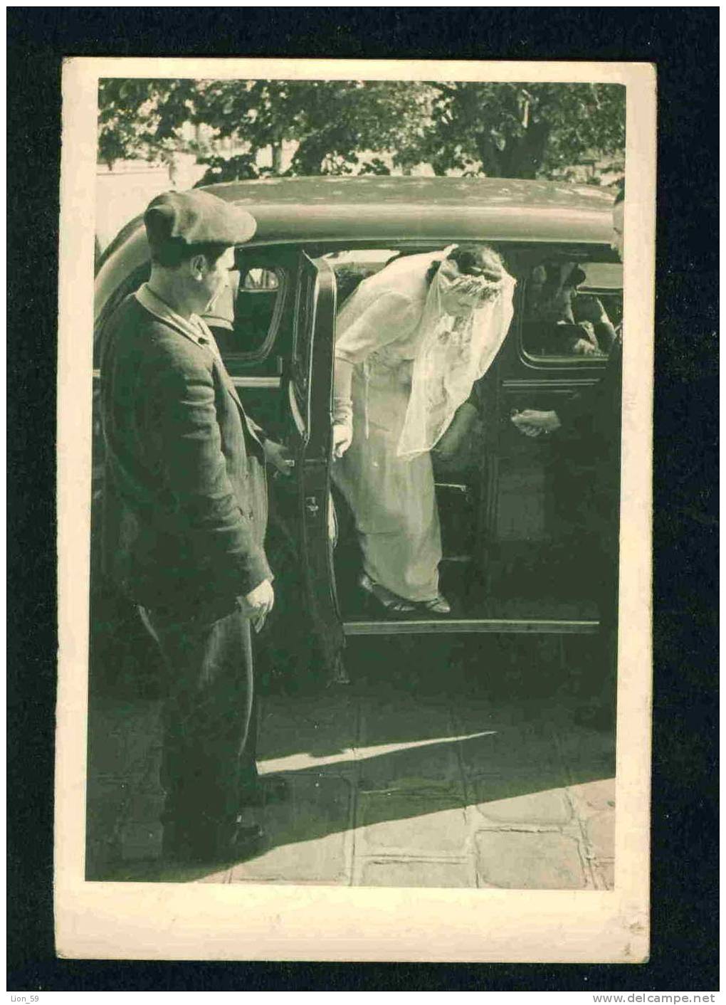 D326 / Marriages  WEDDING , BRIDE GET DOWN OFF AUTOMOBILE Vintage REAL Photo - Hochzeiten