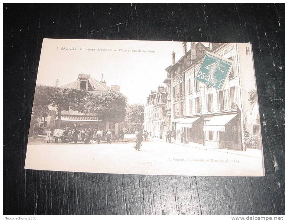 BRUNOY ET ENVIRONS ARTISTIQUES - PLACE ET RUE DE LA GARE - 91 ESSONNE - Carte Postale De France - Brunoy