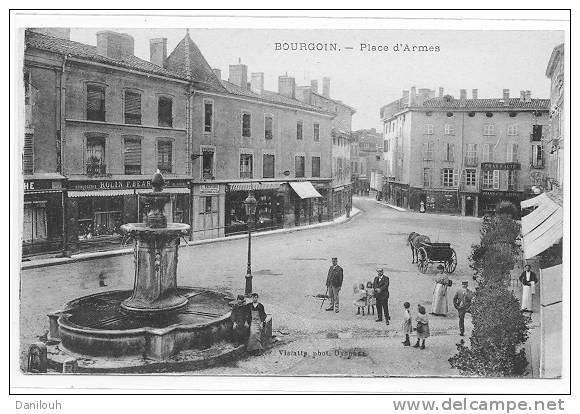 38 / BOURGOIN / La Place D'armes, ANIMEE / Ed Vialatte / (vue Plongeante) - Bourgoin