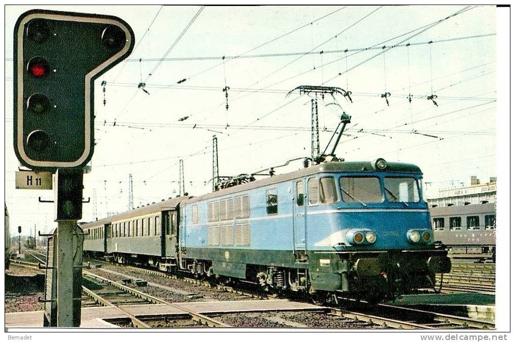 BRUXELLES....REMORQUE PAR LA 150.004 DE LA S.N.C.B. UN TRAIN FAIT SON ENTREE EN GARE DE BRUXELLES - Spoorwegen, Stations