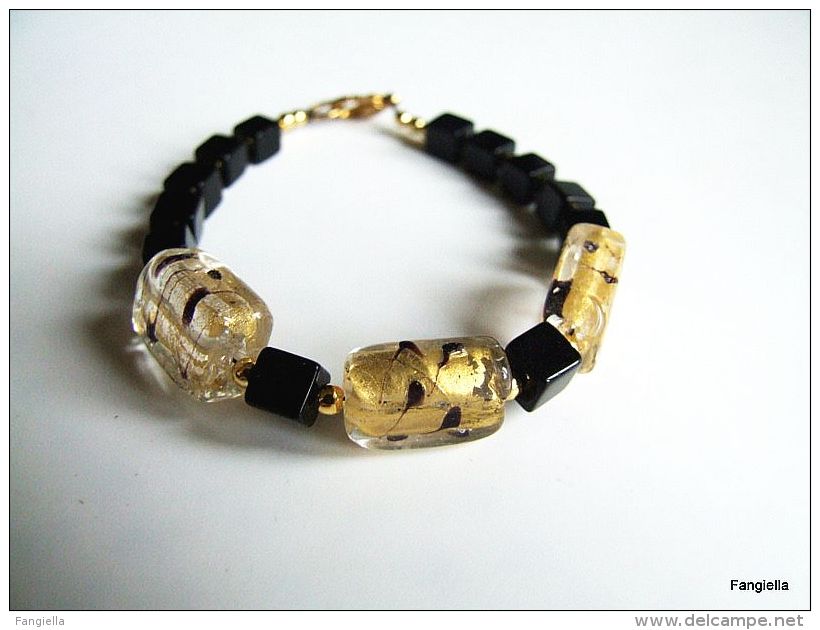 Bracelet Perles En Verre Artisanal Filées Au Chalumeau Sur Feuille D'or Et Cubes Tchèques Noirs. - Bracelets