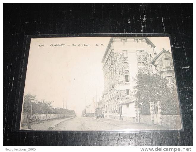 CLAMART - RUE DE FLEURY - VOITURE SORT D'UN GARAGE - 92 HAUTS DE SEINE - CARTE POSTALE FRANCE - Clamart