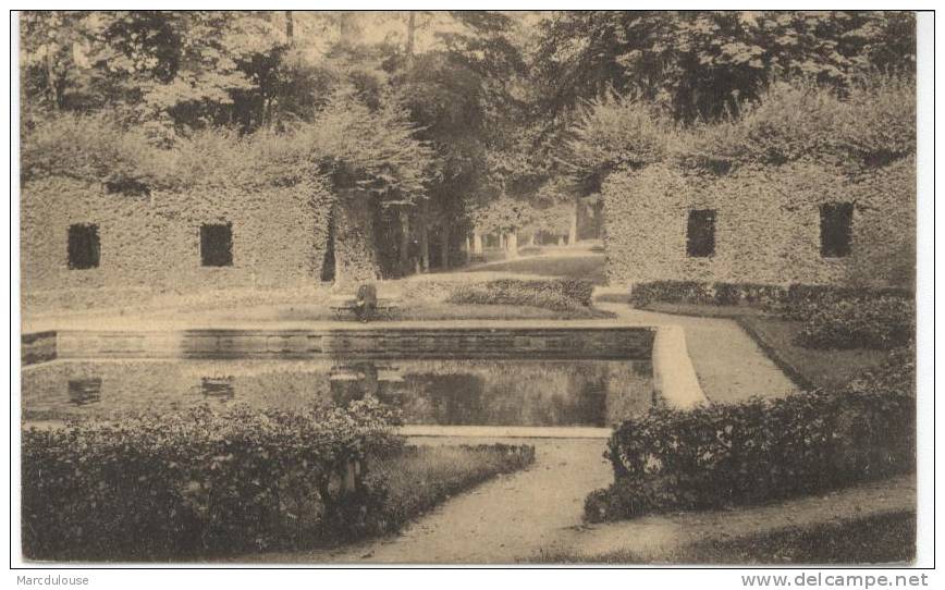 Beloeil. Le Château. Le Bassin Des Poissons Rouges Et L´allée Vers L´entrée Du Parc. Het Bekken Van De Goudvissen. Park. - Belöil