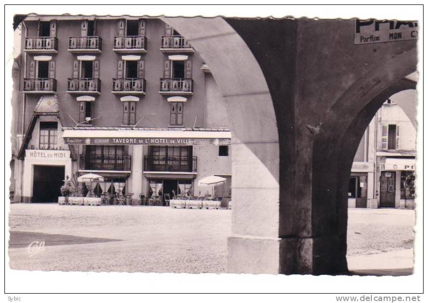 THONES - Les Arcades Et L´hôtel Du Midi - Thônes