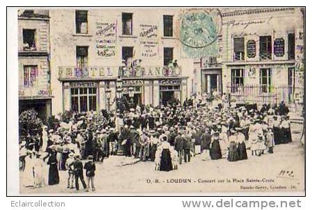 LOUDUN.....Musique....Concert Sur La Place Ste Croix - Loudun