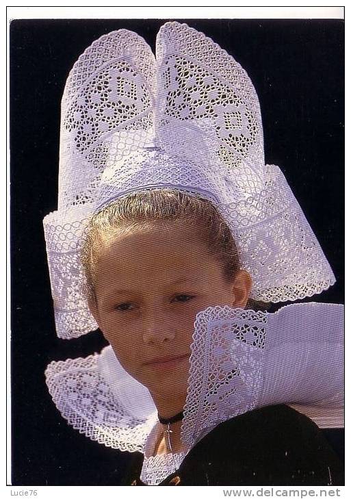 Festival De CORNOUAILLE -  Jeune Fille En Costume De La Région De FOUESNANT - N° 1 5689 - Fouesnant