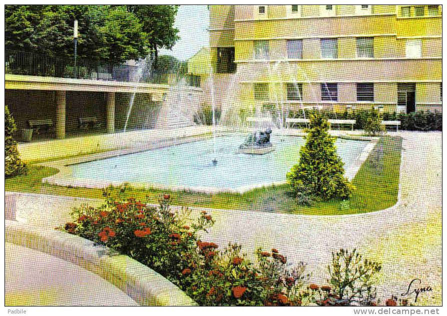 Carte Postale 94.  Cachan E La Fontaine Du Square Trés  Beau Plan - Cachan