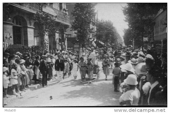 14. RIVA BELLA. CARTE PHOTO.  Emile THOMAS,Photo.   DEFILE.CAVALCADE. - Riva Bella