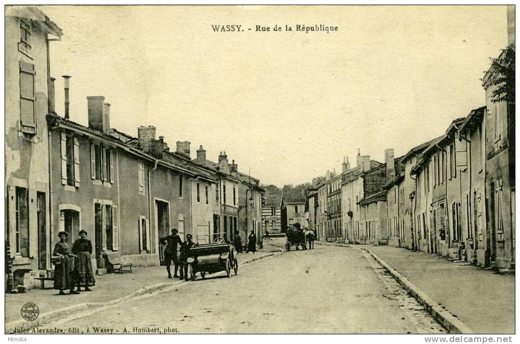 52 .  WASSY .  RUE DE LA REPUBLIQUE .   (  VOITURE  AUTOMOBILE-ATTELAGE  ) - Wassy