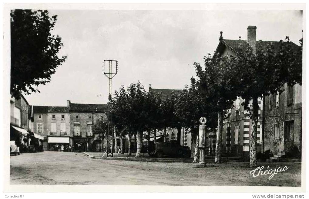 32 - GERS - NOGARO - PLACE STE  JEANNE D'ARC - LA POSTE - POMPE à ESSENCE AZUR - Nogaro