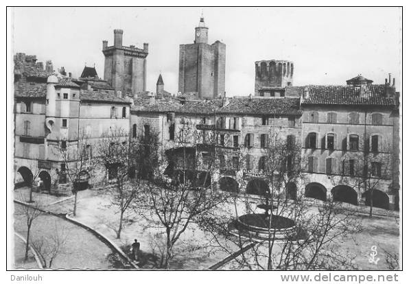 30 /FL/ UZES, Place De La République, Tours Du Duché, CPSM 150 X 105, Ed SL - Uzès