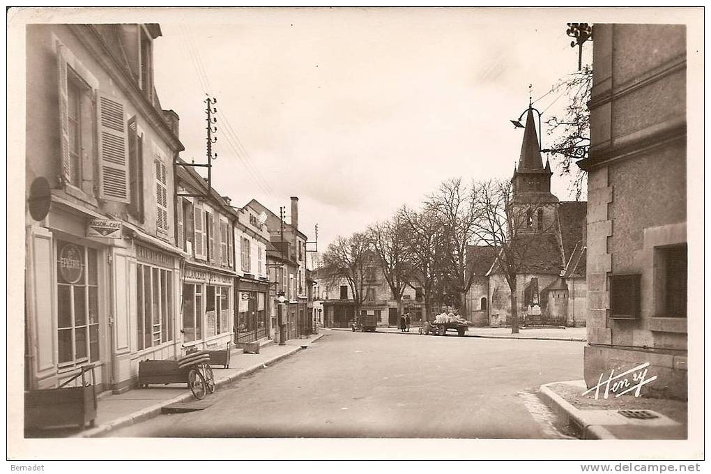 LE GRAND PRESSIGNY...PLACE DE L´EGLISE - Le Grand-Pressigny