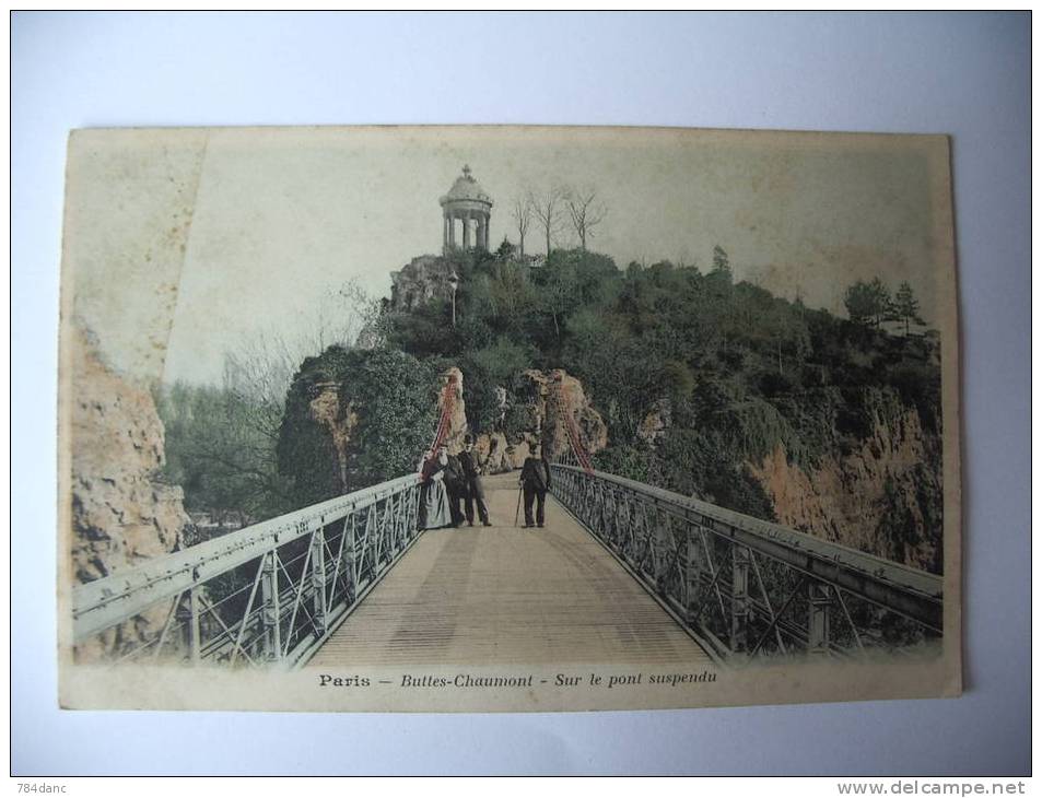 PARIS . Buttes-Chaumont - Sur Le Pont Suspendu - Arrondissement: 19