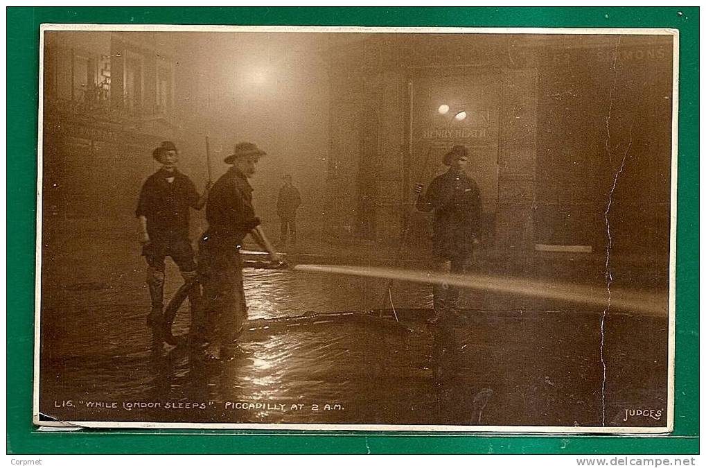 FIREMEN - WHILE LONDON SLEEPS - PICADILLY AT 2 A.m. - REAL PHOTO TAKEN BY HUDGES - UNUSED POSTCARD - Feuerwehr