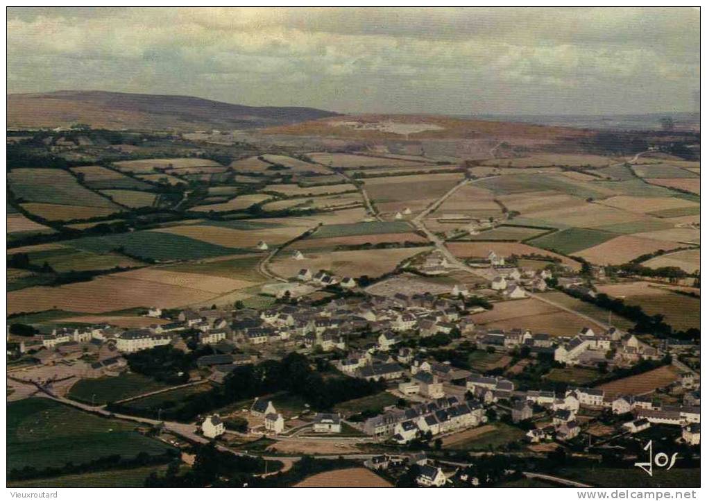 CPSM.  PLOMODIERN. VUE D'ENSEMBLE SUR LA COMMUNE ET LE MENEZ. HOM. - Plomodiern