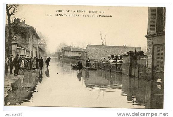 CPA 92.-GENNEVILLIERS.-La Rue De La Parfumerie.-Personnages--Bien Animé.-CRUE DE LA SEINE.-Inondations 1910.-MOD 136 - Gennevilliers