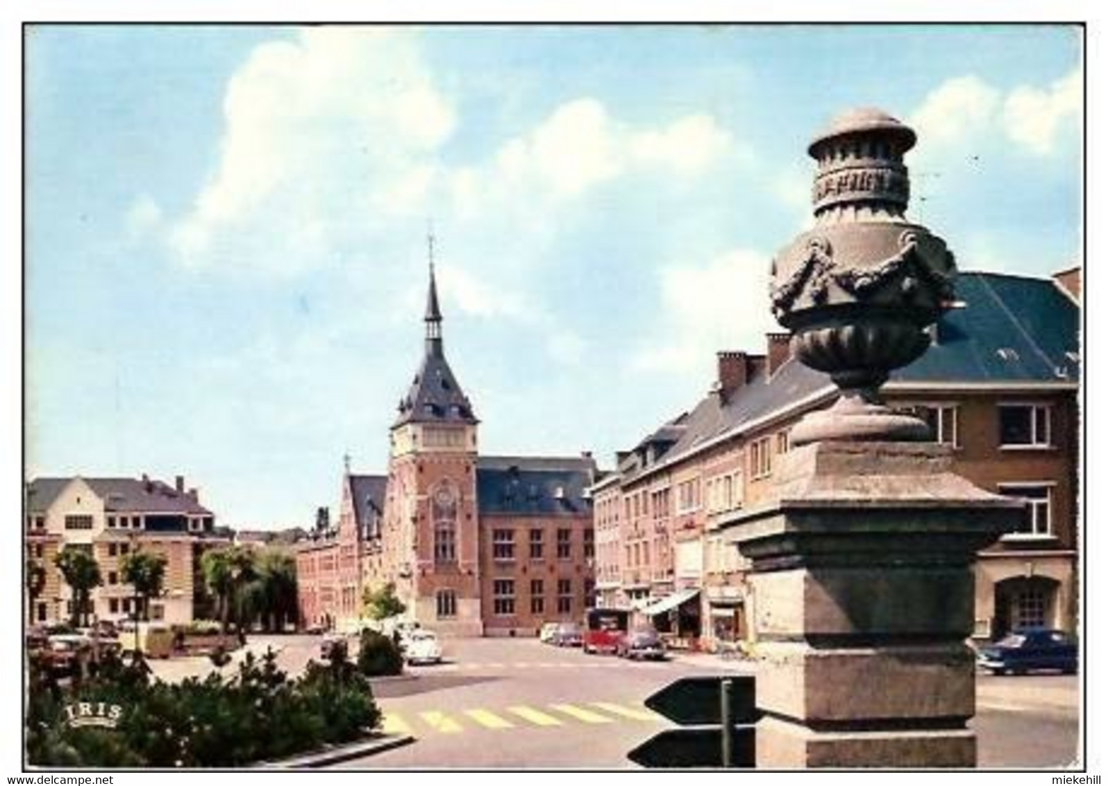 NIVELLES GRAND'PLACE ET PALAIS DE JUSTICE-AUTOMOBILES - Nijvel