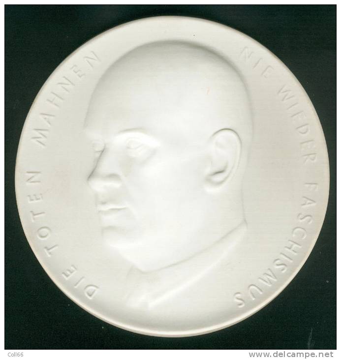 Médaille GM Porcelaine Ernst Thälmann Communiste Anti-Nazi "Die Toten Mahnen" "Nie Wieder Paschismus" Diam 14.3cm RDA - Altri & Non Classificati