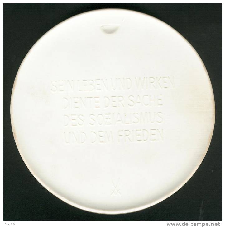 Médaille GM Porcelaine Ernst Thälmann Communiste Anti-Nazi "Die Toten Mahnen" "Nie Wieder Paschismus" Diam 14.3cm RDA - Altri & Non Classificati