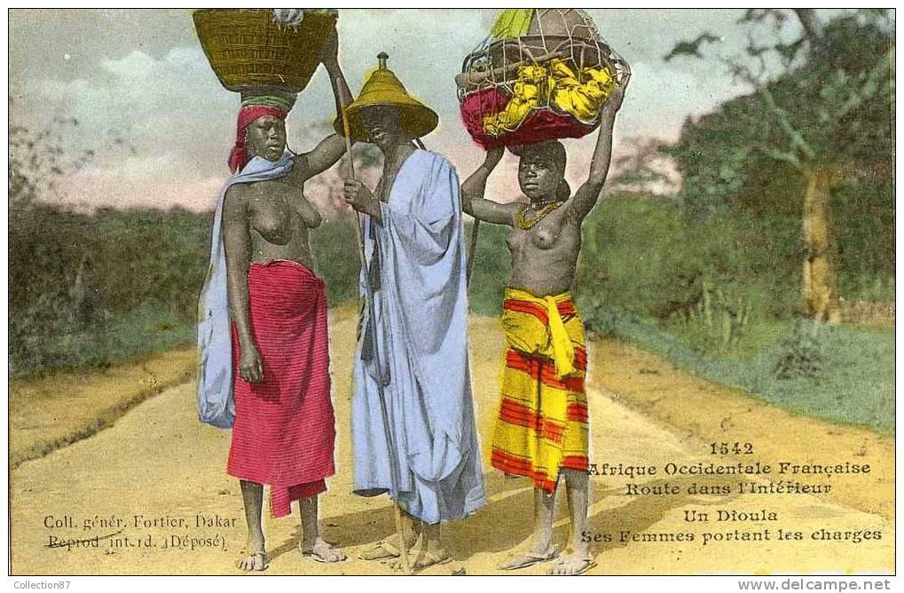 AFRIQUE  OCCIDENTALE - FEMME NUE - NU - NUDE - UN DIOULA Et SES FEMMES PORTANT Les CHARGES - COLLECTION FORTIER N° 1542 - Non Classés