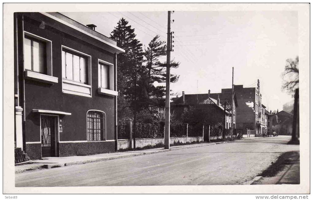 CPSM LA TOUR DU PIN AVENUE ALSACE LORRAINE ET CLINIQUE DU DR DENIER - La Tour-du-Pin